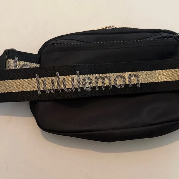 New Without Tags Everywhere Belt Bag 1L Wordmark Black/Gold/White Opal - Picture 5 of 10